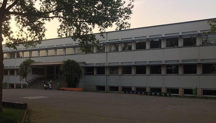 Weil Kinder in der Kraichgauschule ein Feuer gemacht haben, kann dort am Montag kein Unterricht stattfinden. Foto: Alexander Hettich Weil Kinder in der Kraichgauschule ein Feuer gemacht haben, kann dort am Montag kein Unterricht stattfinden. Foto: Alexander Hettich