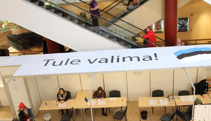 W&auml;hler geben in einem Wahllokal in einem Einkaufszentrum in Tallinn ihre Stimme ab.