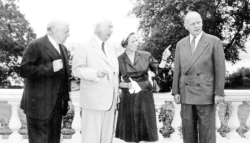 John McCloy, amerikanischer Hochkommissar in Deutschland (v. l.), Theodor Heuss , Ellen McCloy und Diplomat 1952 in Bonn.
Foto: imago images / United Archives International John McCloy, amerikanischer Hochkommissar in Deutschland (v. l.), Theodor Heuss , Ellen McCloy und Diplomat 1952 in Bonn.
Foto: imago images / United Archives International