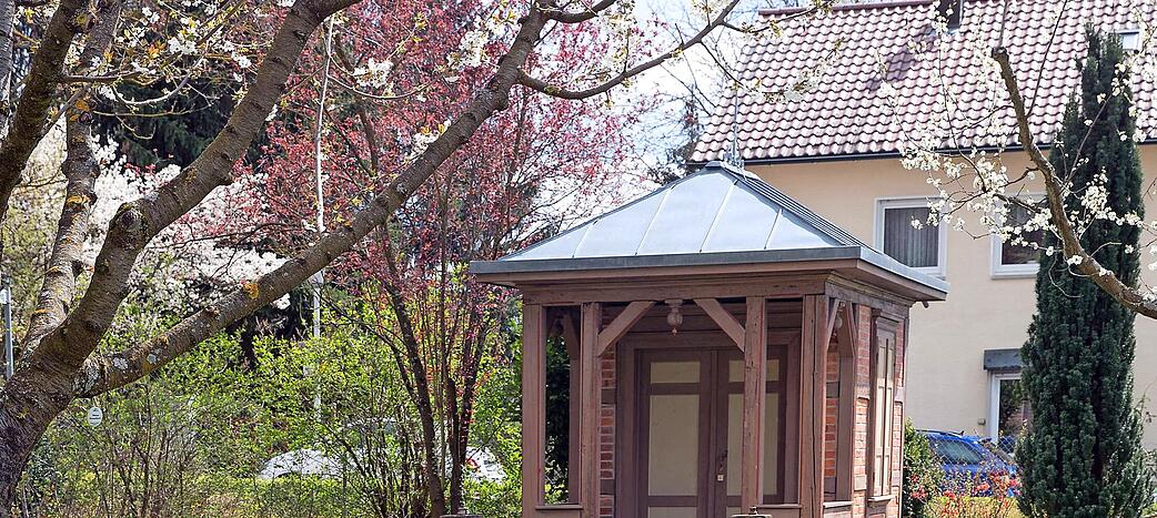 Natur und Historie vereint: ein Gartenhaus aus Backsteinen und Holzelementen inmitten blühender Flächen. Hinten links blüht eine Blutpflaume. Natur und Historie vereint: ein Gartenhaus aus Backsteinen und Holzelementen inmitten blühender Flächen. Hinten links blüht eine Blutpflaume.