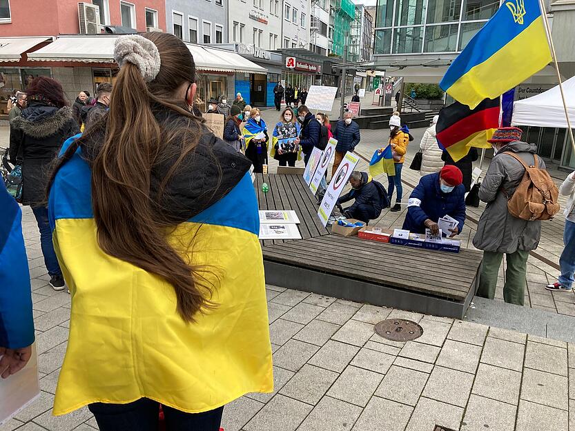 Blau-gelbe Flaggen wehen. Die Betroffenheit der Demonstranten über die aktuelle Situation ist spürbar. Blau-gelbe Flaggen wehen. Die Betroffenheit der Demonstranten über die aktuelle Situation ist spürbar.