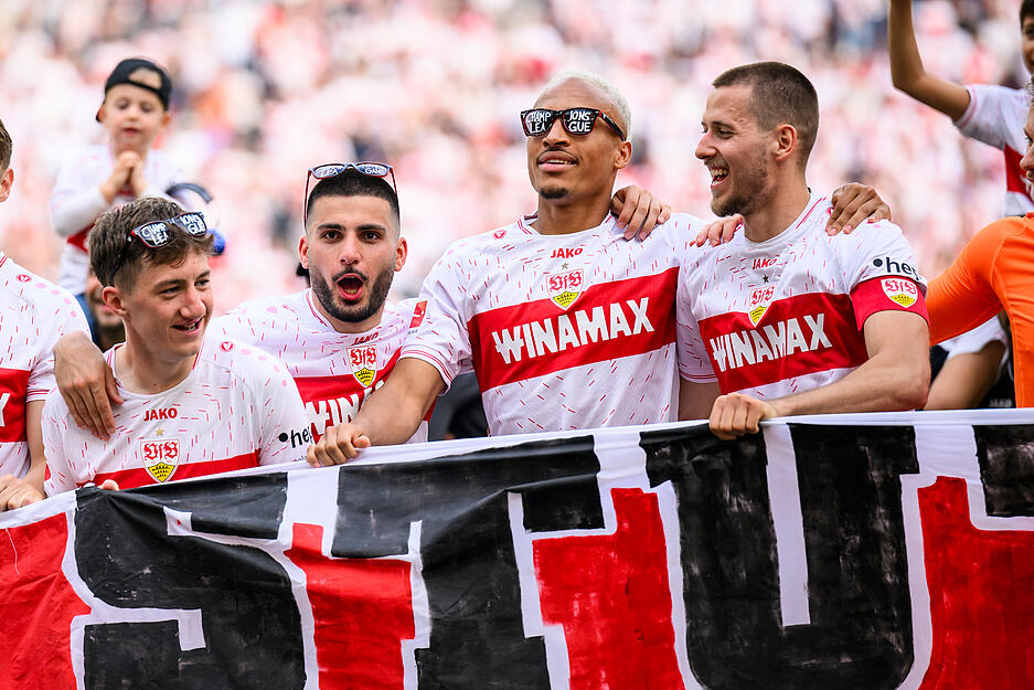 Zwar feierte Undav (2. v. l.) die Vizemeisterschaft mit dem VfB Stuttgart, aber es begann ein Hin und Her beim Transfer.