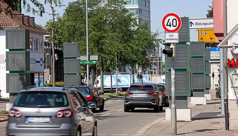 Die Luftfiltersäulen in der Weinsberger Straße verschwinden bald aus dem Stadtbild. Die Luftfiltersäulen in der Weinsberger Straße verschwinden bald aus dem Stadtbild.