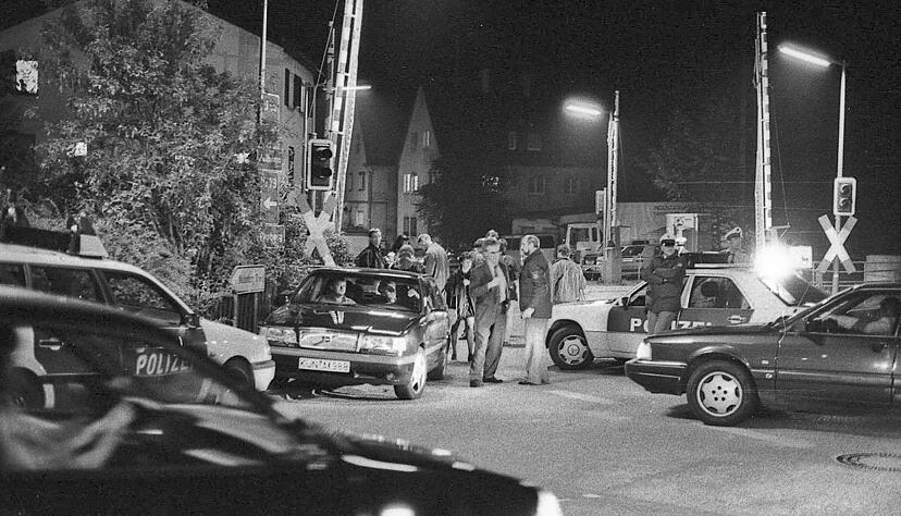 Unglaublich viel Polizeibeamte und Medienvertreter − so sah es vom 11. auf den 12. Oktober 1996 in Neuenstein aus. Die Bahnschranken gibt es nicht mehr. Unglaublich viel Polizeibeamte und Medienvertreter − so sah es vom 11. auf den 12. Oktober 1996 in Neuenstein aus. Die Bahnschranken gibt es nicht mehr.
