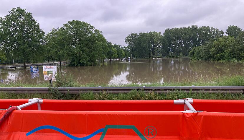 Die Feuerwehr Obereisesheim errichtete am Samstagabend einen Schutzdamm entlang der Neckartalstraße Die Feuerwehr Obereisesheim errichtete am Samstagabend einen Schutzdamm entlang der Neckartalstraße