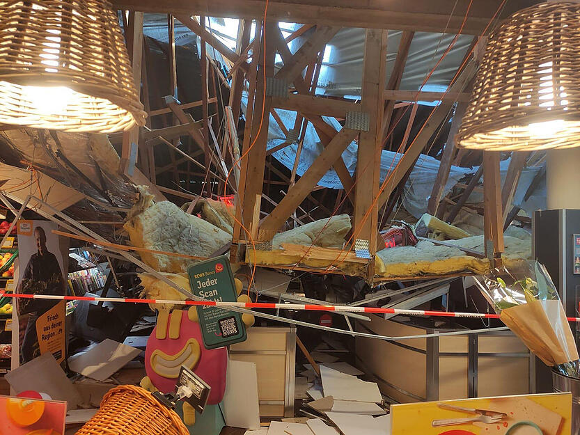 Am Tag nach dem Einsturz ist die Freiwillige Feuerwehr an dem Supermarkt in Lauchringen vor Ort.