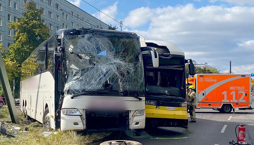 Ein Reisebus und eine Tram stoßen nahe dem Alexanderplatz zusammen.