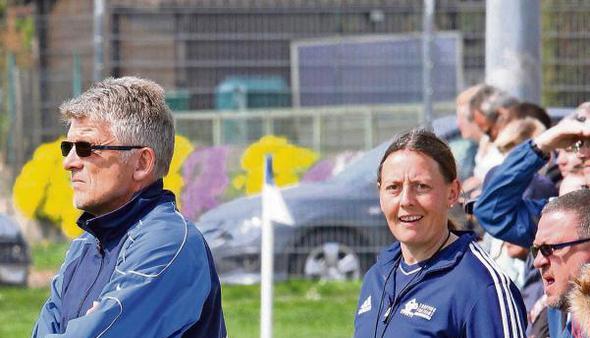 Derzeit Vorsitzender und Trainer in Personalunion: S&uuml;lzbachs Walter Plaggemeyer. Rechts Co-Trainerin Manuela Epp .Foto: Alexander Bertok