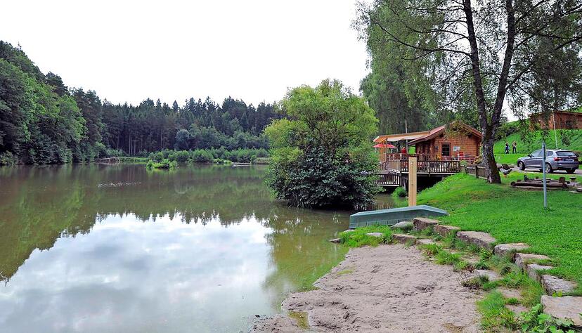 Friedlich liegt das Naturdenkmal in der Landschaft. Doch die Idylle ist getrübt, seit in dem Gewässer nicht mehr gebadet werden darf.Foto: Dennis Mugler Friedlich liegt das Naturdenkmal in der Landschaft. Doch die Idylle ist getrübt, seit in dem Gewässer nicht mehr gebadet werden darf.Foto: Dennis Mugler