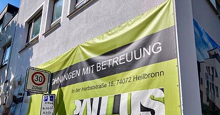 Nach der Insolvenz der Paulus Wohnbau – hier ein Banner an der Heilbronner Herbststraße – ist nun auch der Unternehmer zahlungsunfähig.