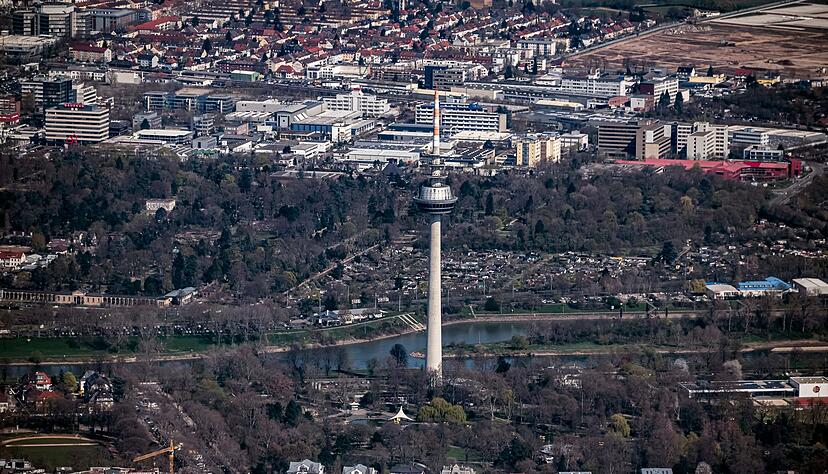 Wer hier speist, sollte schwindelfrei sein. (Archivbild) Wer hier speist, sollte schwindelfrei sein. (Archivbild)