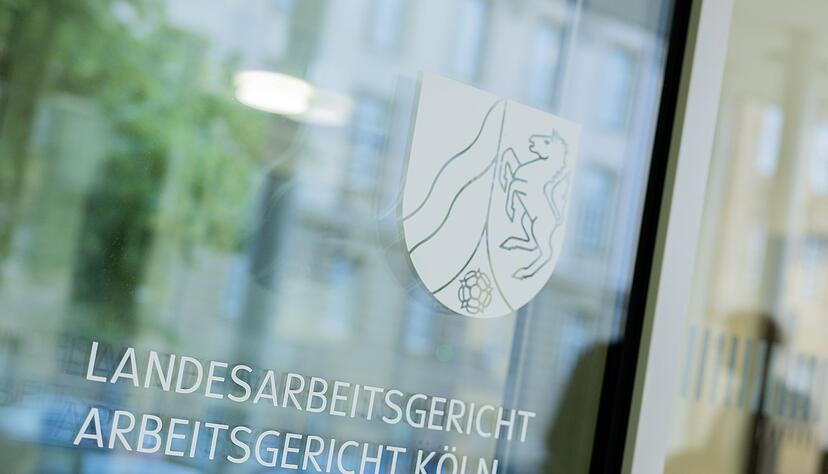 Das Landesarbeitsgericht Köln hat beschlossen, dass DFB-Schiedsrichter den Rechtsweg zu den Arbeitsgerichten einschlagen können.