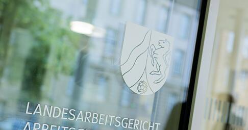 Das Landesarbeitsgericht Köln hat beschlossen, dass DFB-Schiedsrichter den Rechtsweg zu den Arbeitsgerichten einschlagen können.