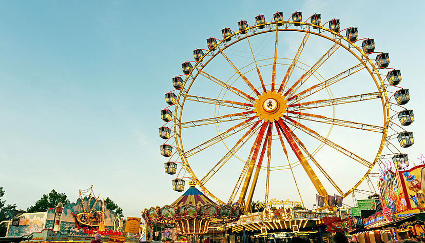 Zwei Highlights des Fränkischen Volksfests in Crailsheim: Das Festzelt soll laut Veranstaltern das größte in Europa sein, und ein Riesenrad ist auch dabei.