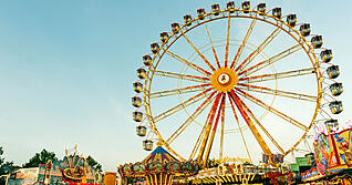 Zwei Highlights des Fränkischen Volksfests in Crailsheim: Das Festzelt soll laut Veranstaltern das größte in Europa sein, und ein Riesenrad ist auch dabei.
