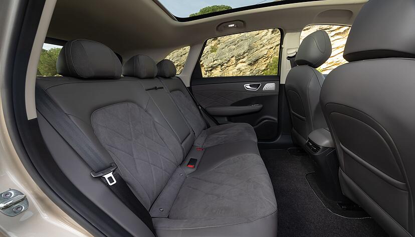 Platz da: Dem Tester erscheint der Fond gro&szlig;z&uuml;giger als bei manch einem Auto der Oberklasse.
