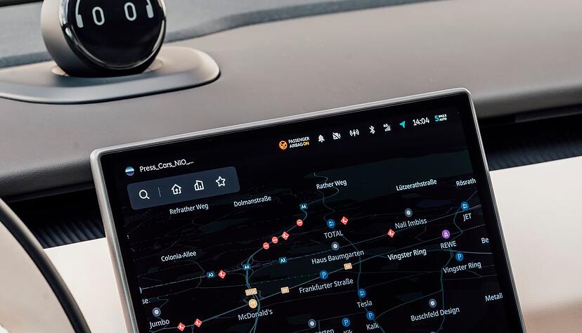 An Bord des Nio ET5 befindet sich der digitale Assistent Nomi und ein großer Touchscreen.