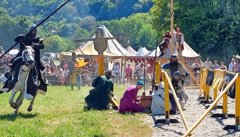 Publikumsmagnet: Beim M&ouml;ckm&uuml;hler Mittelaltermarkt gab es auf der Festwiese spannende Turnierk&auml;mpfe der W&uuml;rttemberger Ritter zu sehen.
Foto: Ute Pl&uuml;ckthun