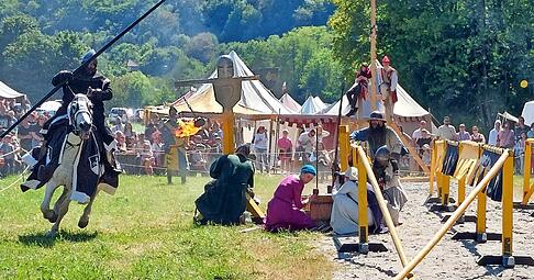 Publikumsmagnet: Beim M&ouml;ckm&uuml;hler Mittelaltermarkt gab es auf der Festwiese spannende Turnierk&auml;mpfe der W&uuml;rttemberger Ritter zu sehen.
Foto: Ute Pl&uuml;ckthun