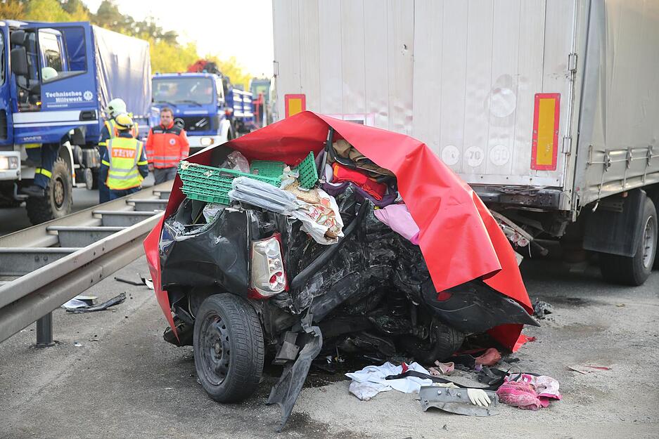 Mit einer Plane bedeckt ist ein Auto am 17.05.2016 nach einem Unfall auf der Autobahn A 6 bei Nürnberg (Bayern). Bei dem Unglück sind am Dienstag mindestens vier Menschen ums Leben gekommen. Foto: Daniel Karmann/dpa +++(c) dpa - Bildfunk+++