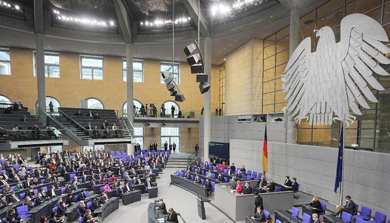 Im Bundestag fand die Vereidigung von Scholz zum Bundeskanzler und die Vereidigung der Bundesministerinnen und -minister der neuen rot-grün-gelben Bundesregierung statt. Im Bundestag fand die Vereidigung von Scholz zum Bundeskanzler und die Vereidigung der Bundesministerinnen und -minister der neuen rot-grün-gelben Bundesregierung statt.