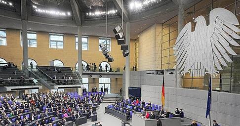 Im Bundestag fand die Vereidigung von Scholz zum Bundeskanzler und die Vereidigung der Bundesministerinnen und -minister der neuen rot-grün-gelben Bundesregierung statt. Im Bundestag fand die Vereidigung von Scholz zum Bundeskanzler und die Vereidigung der Bundesministerinnen und -minister der neuen rot-grün-gelben Bundesregierung statt.