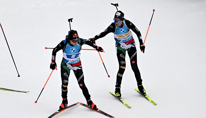 Die italienische Biathlon-Mannschaft glaubt an die Unschuld von Rebecca Passler (r). (Archivbild)