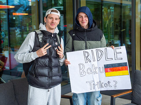 Fans warten am Freitagmorgen vor dem Parkhotel auf das DFB-Team. Fans warten am Freitagmorgen vor dem Parkhotel auf das DFB-Team.