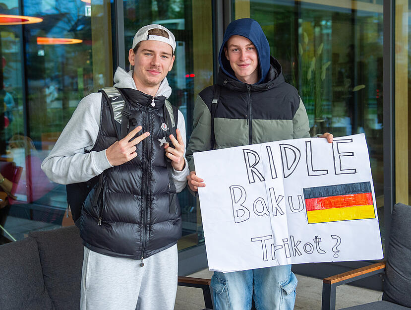 Fans warten am Freitagmorgen vor dem Parkhotel auf das DFB-Team.