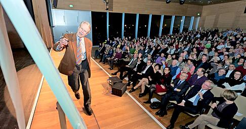 In der mit 550 Besuchern ausgebuchten Aula des Bildungscampus am Europaplatz fand gestern Abend die erste Bürger-Uni statt. Zur Premiere sprach Professor Bruno Frey über Glück.Foto: Dennis Mugler