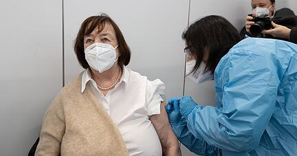 Hannelore Müller (84) war die erste Patientin im Impfzentrum in Heilbronn. Sie habe die Impfungen mit Biontech problemlos vertragen, berichtet ihre Tochter. 
Foto: Veigel