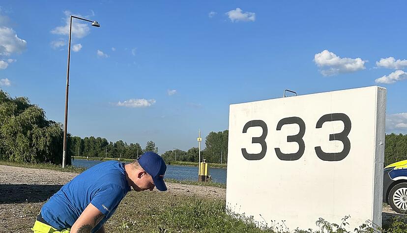 Der Naturschutzwart k&uuml;mmert sich um den Schwan.