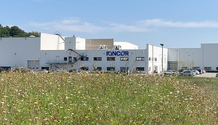 Am Firmenstandort in Kirchardt prangt schon der neue Firmenname Ioncor an der Fassade. Valmet Automotive hat die Batteriesparte ausgegliedert.