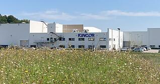 Am Firmenstandort in Kirchardt prangt schon der neue Firmenname Ioncor an der Fassade. Valmet Automotive hat die Batteriesparte ausgegliedert.