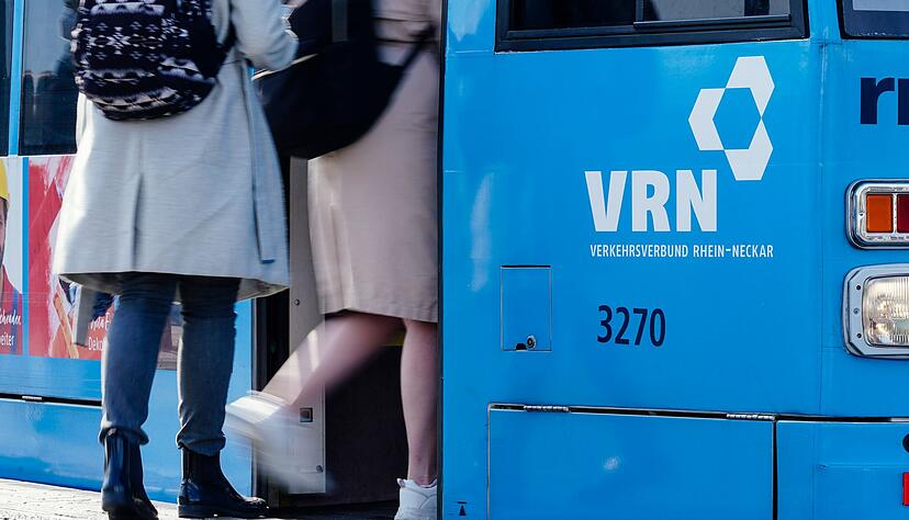 Eine Bratsche ist ohne ihre Besitzerin in der Straßenbahn weitergefahren - und gefunden worden. (Symbolbild) Eine Bratsche ist ohne ihre Besitzerin in der Straßenbahn weitergefahren - und gefunden worden. (Symbolbild)