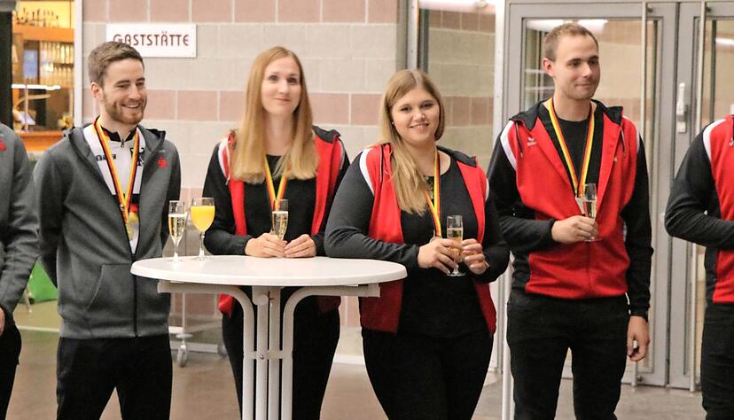 Geehrt: Der Zweier Max Hanselmann/Serafin Schefold (von links) sowie der Vierer mit Nicole Kerner, Maike Reinfurth, Fabian Kerner und Anton K&ouml;hler.
Foto: privat