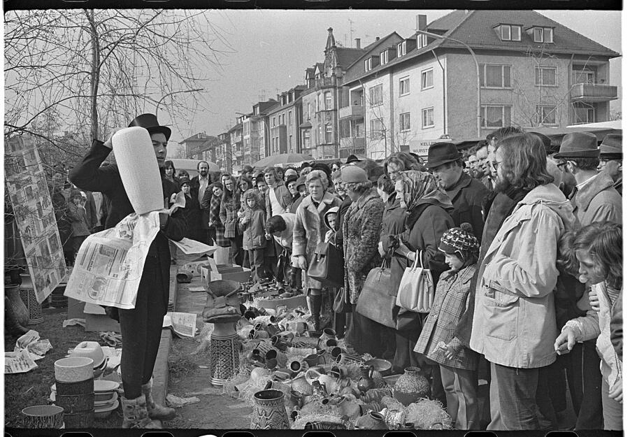 Zahlreiche Besucher des Krämermarktes zum Pferdemarkt hören dem Marktschreier zu. Aufnahme aus dem Jahr 1973.