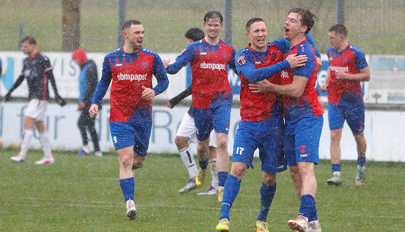 Fu&szlig;ball-Oberligist FSV Hollenbach jubelt &uuml;ber einen 4:1-Sieg gegen den 1. G&ouml;ppinger SV.