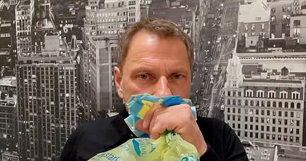 Richy M&uuml;ller atmet in seinem Clip f&uuml;r die Internetaktion unter dem Motto #allesdichtmachen abwechselnd in zwei T&uuml;ten. Rund 50 prominente Film- und Fernsehschauspieler sorgen mit einer gro&szlig;angelegten Internetaktion unter dem Motto #allesdichtmachen f&uuml;r Aufsehen. +++ dpa-Bildfunk +++