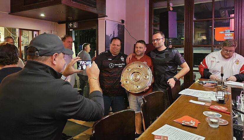 Beliebtes Fotomotiv: Die Meisterschale von 2007.