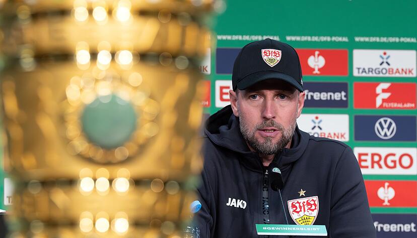 VfB-Trainer Sebastian Hoeneß bei der Pressekonferenz vorm DFB-Pokalfinale. VfB-Trainer Sebastian Hoeneß bei der Pressekonferenz vorm DFB-Pokalfinale.