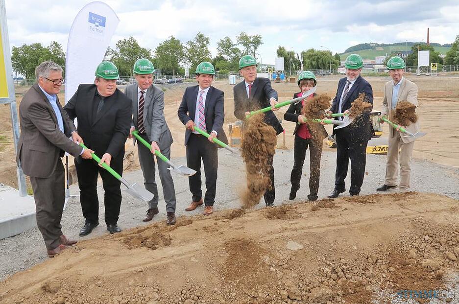 Juli 2016: Die Spitze von Stadt und Buga sowie die Bauherren (und eine Dame) beim Spatenstich f&uuml;r den neuen Heilbronner Stadtteil Neckarbogen.