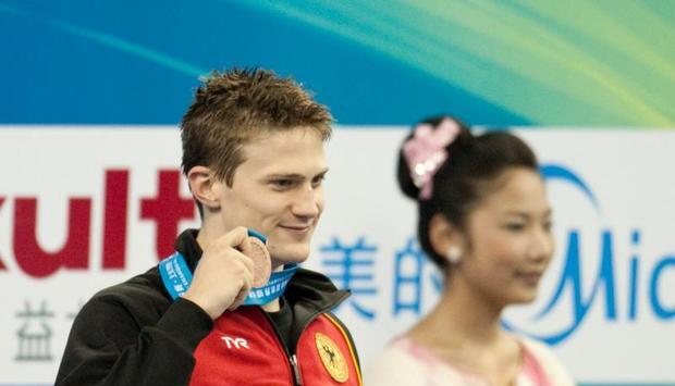German Christian zeigt bei der Siegerehrung stolz seine Medaille.