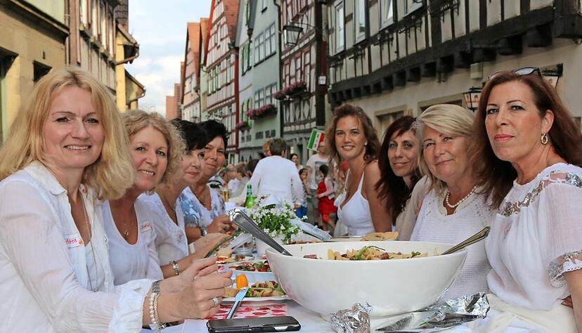 Auch die sieben Freundinnen von Erica Hartmann (rechts) lie&szlig;en sich zum Verweilen bei der Wei&szlig;en Nacht in der Hauptstra&szlig;e einladen.Foto: Ute Pl&uuml;ckthun