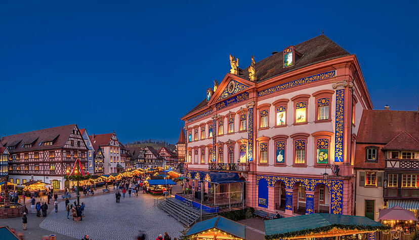 Das Rathaus in Gengenbach im Schwarzwald verwandelt sich alljährlich zum weltgrößten Adventskalender.