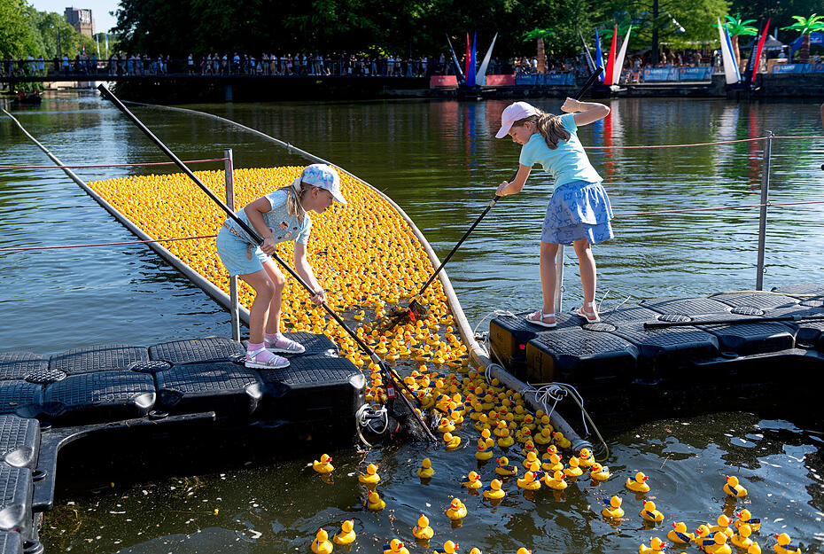 Neben dem Hauptrennen, bei dem 5000 Quietscheentchen über den Neckar schwimmen, gibt es auch ein Firmenrennen, bei dem auch die kreativste Ente gekürt wird. Neben dem Hauptrennen, bei dem 5000 Quietscheentchen über den Neckar schwimmen, gibt es auch ein Firmenrennen, bei dem auch die kreativste Ente gekürt wird.