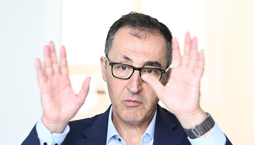 Da konnte er noch alle zehn Finger von sich strecken: Cem &Ouml;zdemir bei einem Interview. (Archivbild)