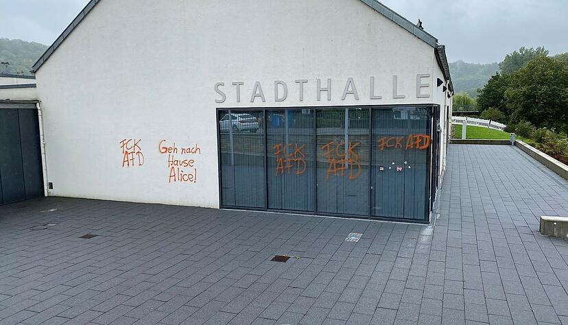 Unbekannte haben die Stadthalle in Möckmühl verunstaltet. Foto: Privat Unbekannte haben die Stadthalle in Möckmühl verunstaltet. Foto: Privat