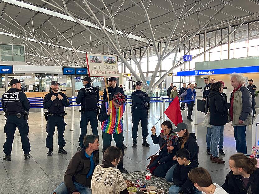 Protestaktion der "Letzten Generation" am Flughafen Stuttgart Protestaktion der "Letzten Generation" am Flughafen Stuttgart
