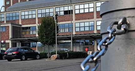 Der blaue Schilderwald ist verschwunden: Am Kaiser?s Turm kann man seit Kurzem wieder ohne Parkscheibe einkaufen.
Foto: Adrian Hoffmann